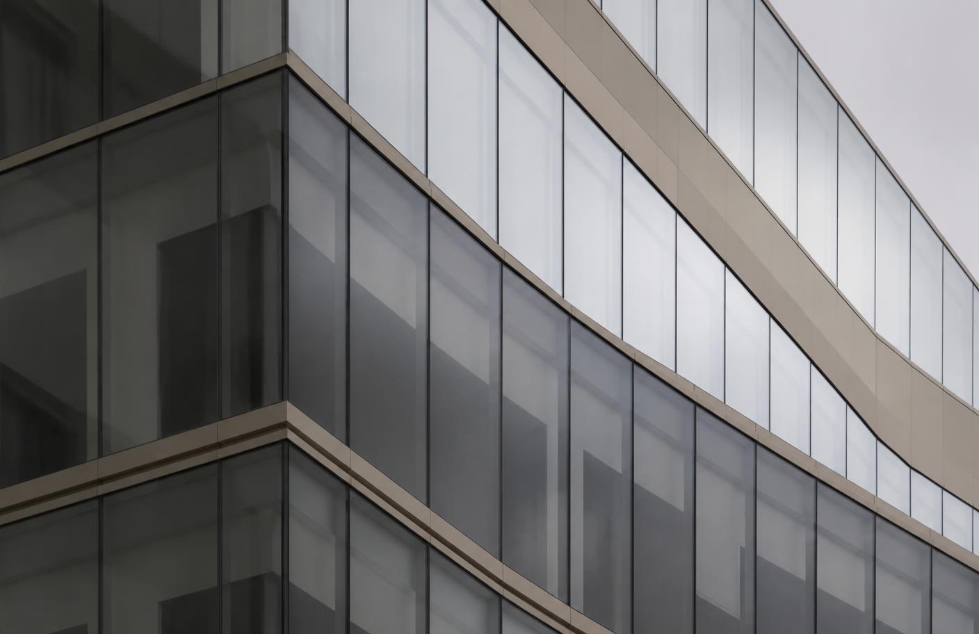 Détail architectural d'une façade d'immeuble de bureaux