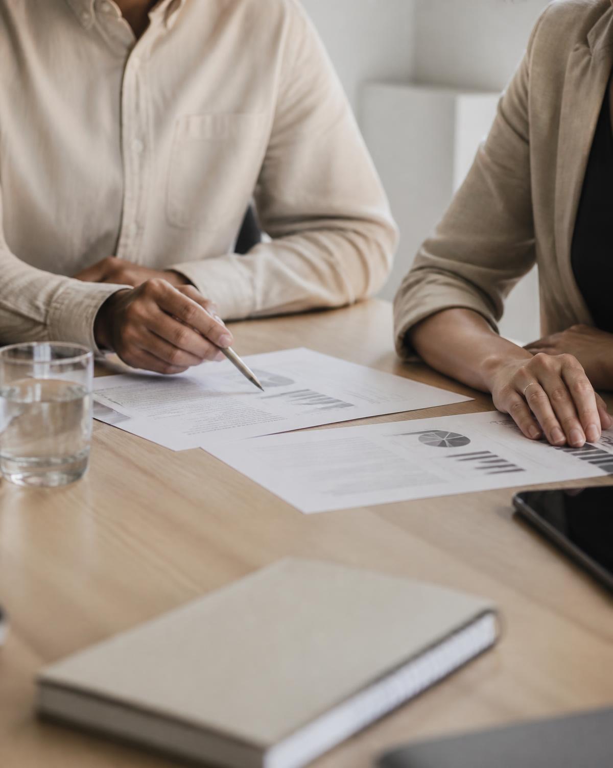 Deux collaborateurs examinant des documents professionnels
